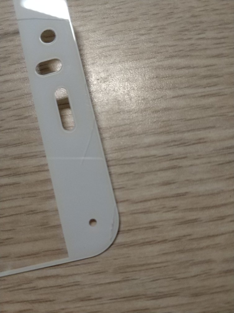 质量很差别买!!!!我买的是两片装,在收到后贴上去的第一张晚上就出现两道划痕!!!!!我就贴第二张,结果用了不到一周就裂了,问客服跟我说钢化膜是易碎品,我怎么会不知道是易碎的,平时用肯定多加小心啊,而且我之前用过的手机也贴过钢化膜一直好好的啊,这是不是说明质量不好??我只是提醒一下准备买的要三思,不要因为价格实惠掉坑里!!!