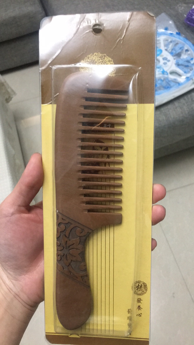 这个梳子拿到手以后,真的觉得是个鸡肋,包装很差,里面的尺子也很大,一般般吧。