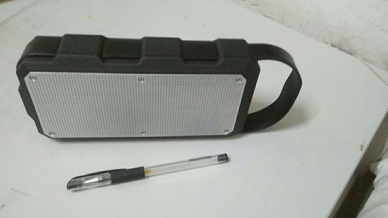 低音还可以,高音感觉上不去,等在听段时间再说。其他的还好,做工没有想象中的精细。不过对的起这个价。