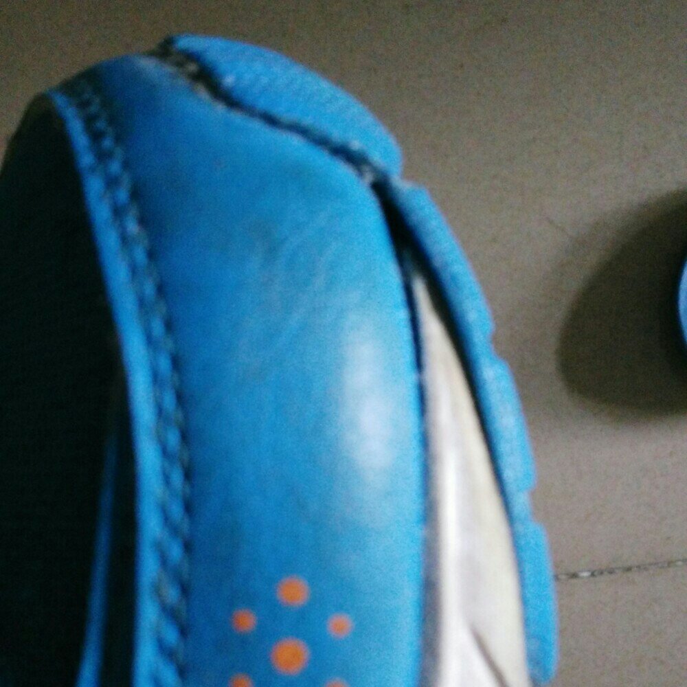 穿了两个月,两个半月不到,就这样子?跟我玩热胀冷缩呢?我这里广州!现在还不冷!买回来也没洗过,也没做过剧烈运动,就当休闲鞋来穿,忽然中午去饭堂吃饭穿的时候就发现这样子了!刚买回来感觉还可以,就是鞋板有点硬。当时145的价钱,想着这价位,能穿半年也不错,但现在这质量,着实让我对很失望!售后期三个月不到就过了!图片摆在那,你们看着办吧,反正我一个学生就感觉心贼痛!