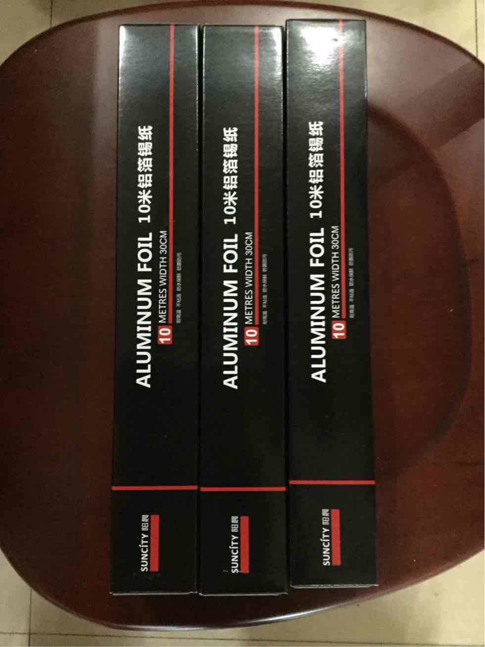 发货速度快,派件也快。小哥冒雨送来。很便宜。这个牌子的锡箔纸很厚实。