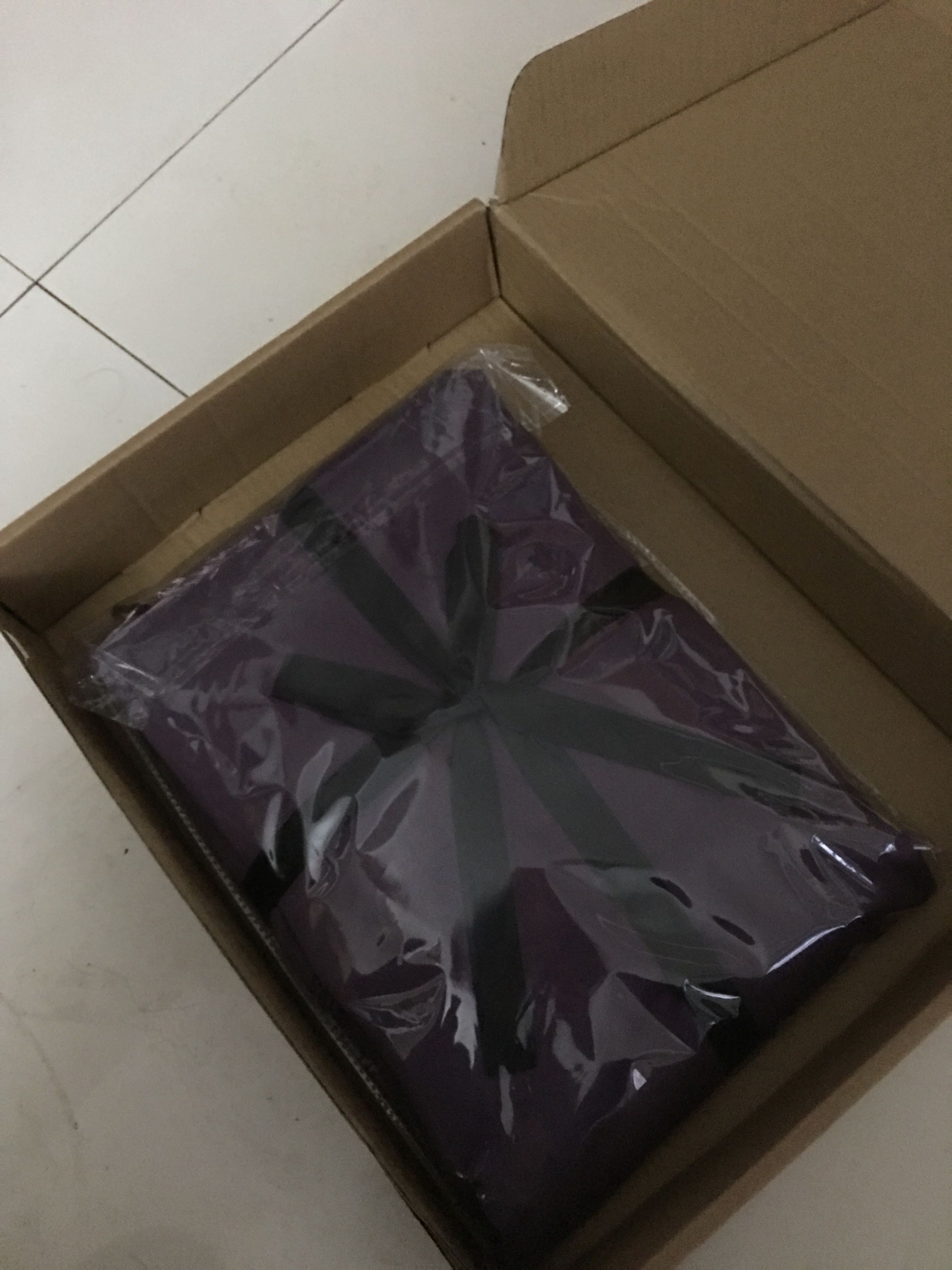 包装完好无损糸有蝴蝶结并配有购物袋,若是送人很不错。面料柔软手感舒适,拿到货就直接洗了希望好用