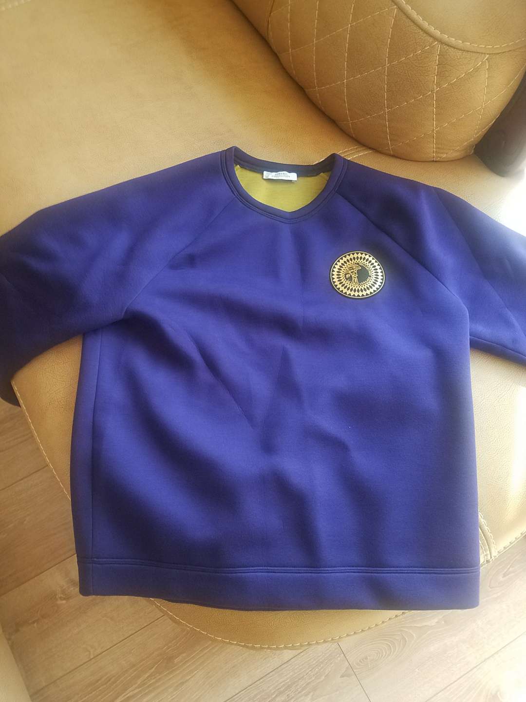 物流很快,衣服质量非常不错,应该是正品。穿着很轻很舒服,活动价很合适,不错的一次购物