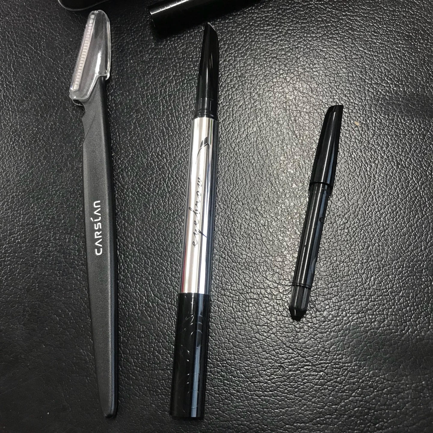 双11购入,特意选择了浅颜色,对于我来说还是有点黑,容易上色,不易脱妆,信赖!