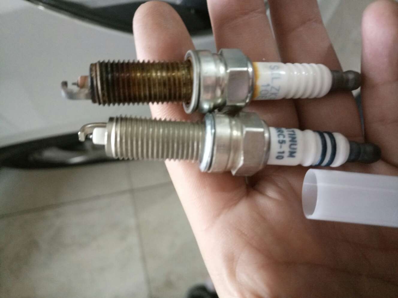 这不是白金的,哎第一次在买火花塞就**的,写着是白金,一看头不对