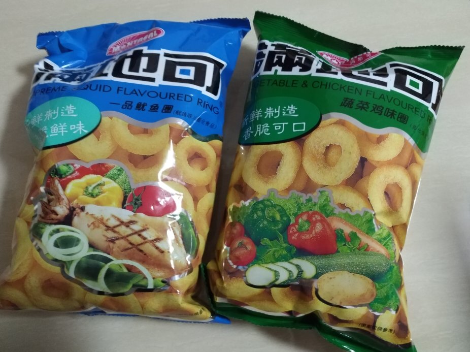 一起买了两包,还是记忆中的味道,不常吃膨化食品,偶尔吃一次,送货速度就是快,送货上门,服务态度也好。买了两包不同味道尝尝,日期都是近期的。价钱和超市差不多,但是足不出户就可以吃到嘴,很方便。好评!