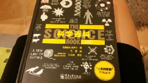 一、听力部分(2+3分)1.我会听,完成填空: 那绿色的小扇子就是( ) 。2.我会听,知道下面的句子说得对错,对的打“√”,错的打“×”(1)太阳像个大火球,天气很热。( )(2)小兰和小芳自己带了绿色的扇子。( )(3)小兰和小芳在大树下乘凉。( )二、用心积累(50分)1.我会拼一拼,写一写(8分)xiónɡ wěi huán rào cǎi hónɡ kuā jiǎnɡ2.我会比一比,在正确的答案上打“√”(6分)斗(dǒu dòu)牛 旗杆(ɡān ɡǎn) ( 迷 谜 )路宝藏(cánɡ zànɡ) 茂( 密 蜜 ) 附( 近 进 )3. 我能把四字词语填写完整(6分) 博( )众长 目不( )睛 同心协( )光( )夺目 贪小( )大 黑白相( ) 4.我能照样子写一写(6分)( 打开 )窗户 照相 —— 照相机 大大小小 ( )枝条 电视 ——( ) 粗粗( ) ( )方向 飞机 ——( ) 深深( )5.我能照样子写句子(9分)(1)例: (满天) 的乌云(黑沉沉) 地压下来。( )的天鹅在水里( ) 地游来游