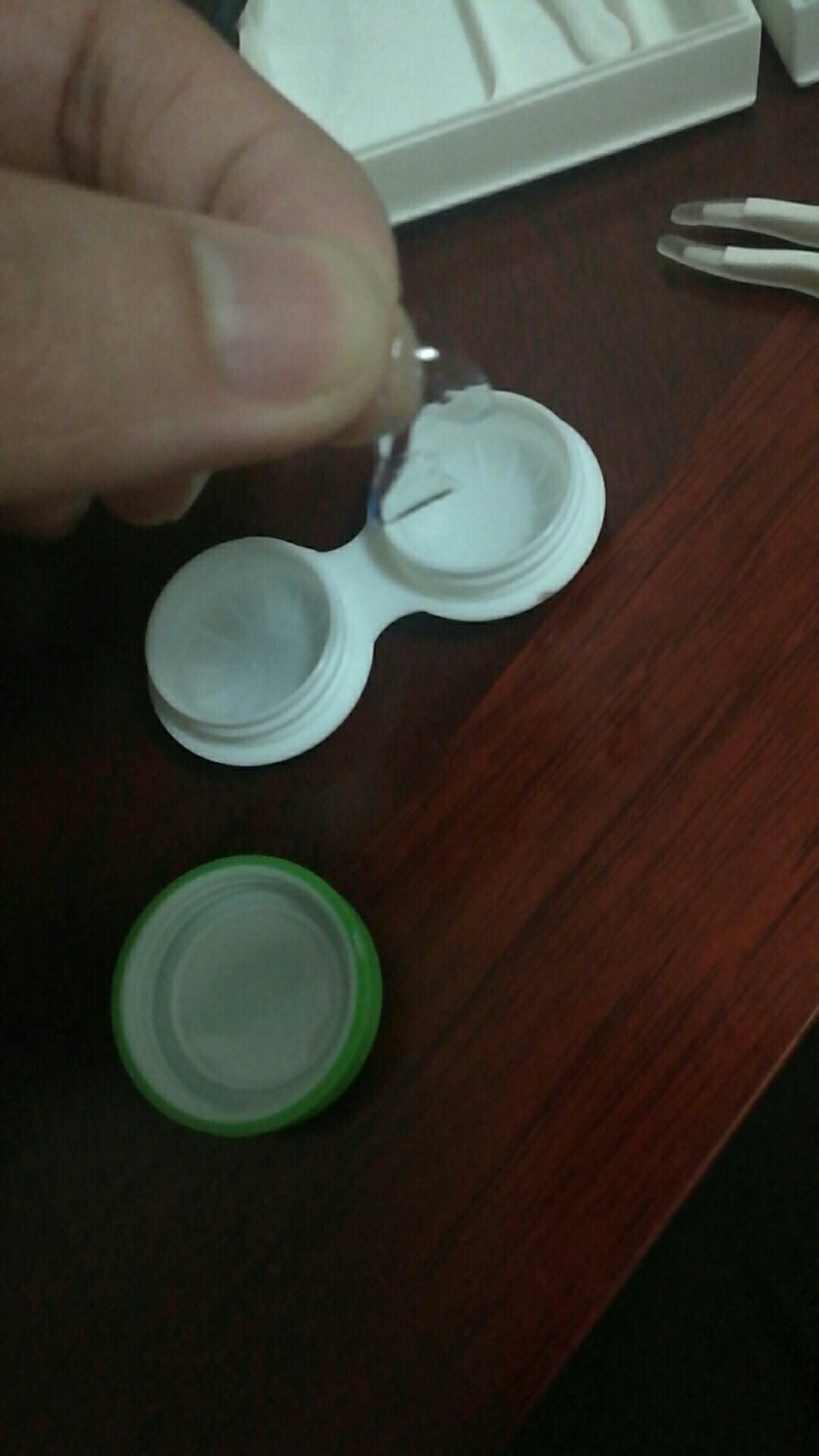 拆开的时候就发现有一个不能正常展开,带了今天第二天,取来了的时候放到护理液里又粘到一起,想用手分开轻轻一分就直接破了,一星都不想给。