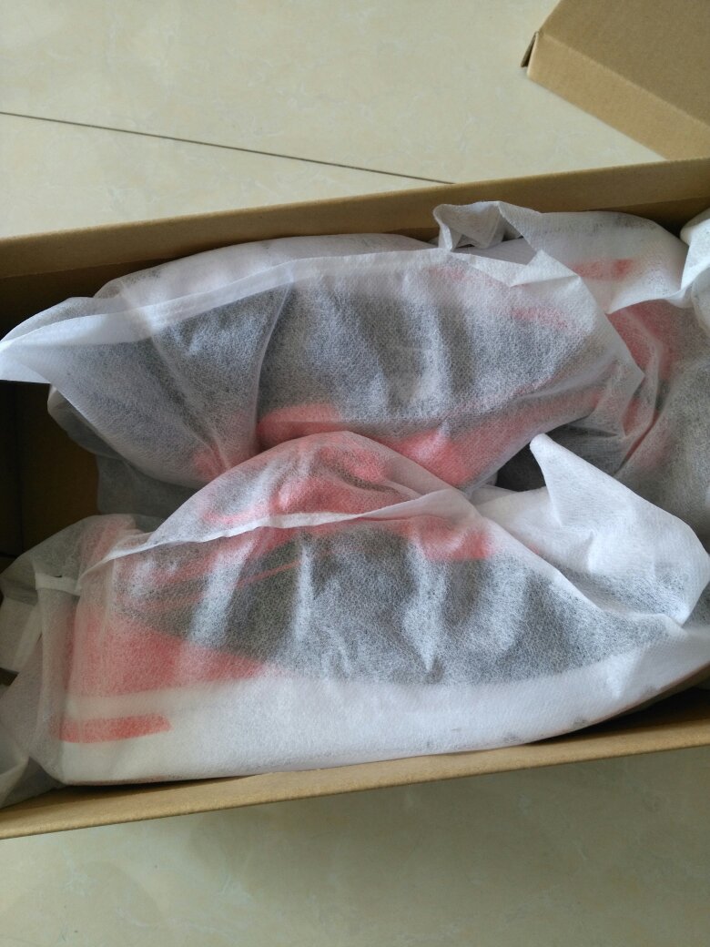 惊喜呀,鞋子很不错,鞋底厚实,比较硬一点,但穿上很舒服!比平时穿的稍微大一点点,不过不影响穿,做活动买的,很实惠,给好评!