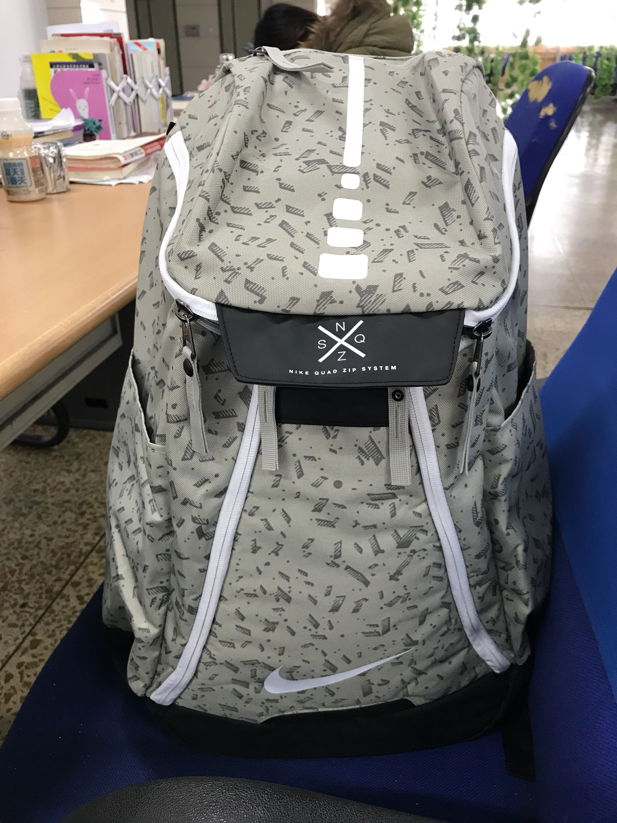 包挺好,怎么感觉颜色不太对呢?不是只有一种配色吗?