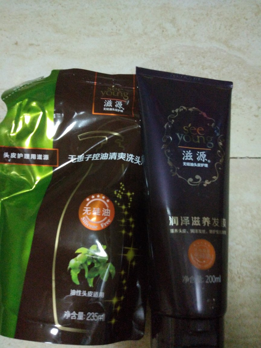 比在超市便宜很多。其次我的是油性头发,用了之后出油很少,而且头发比以前顺滑了很多