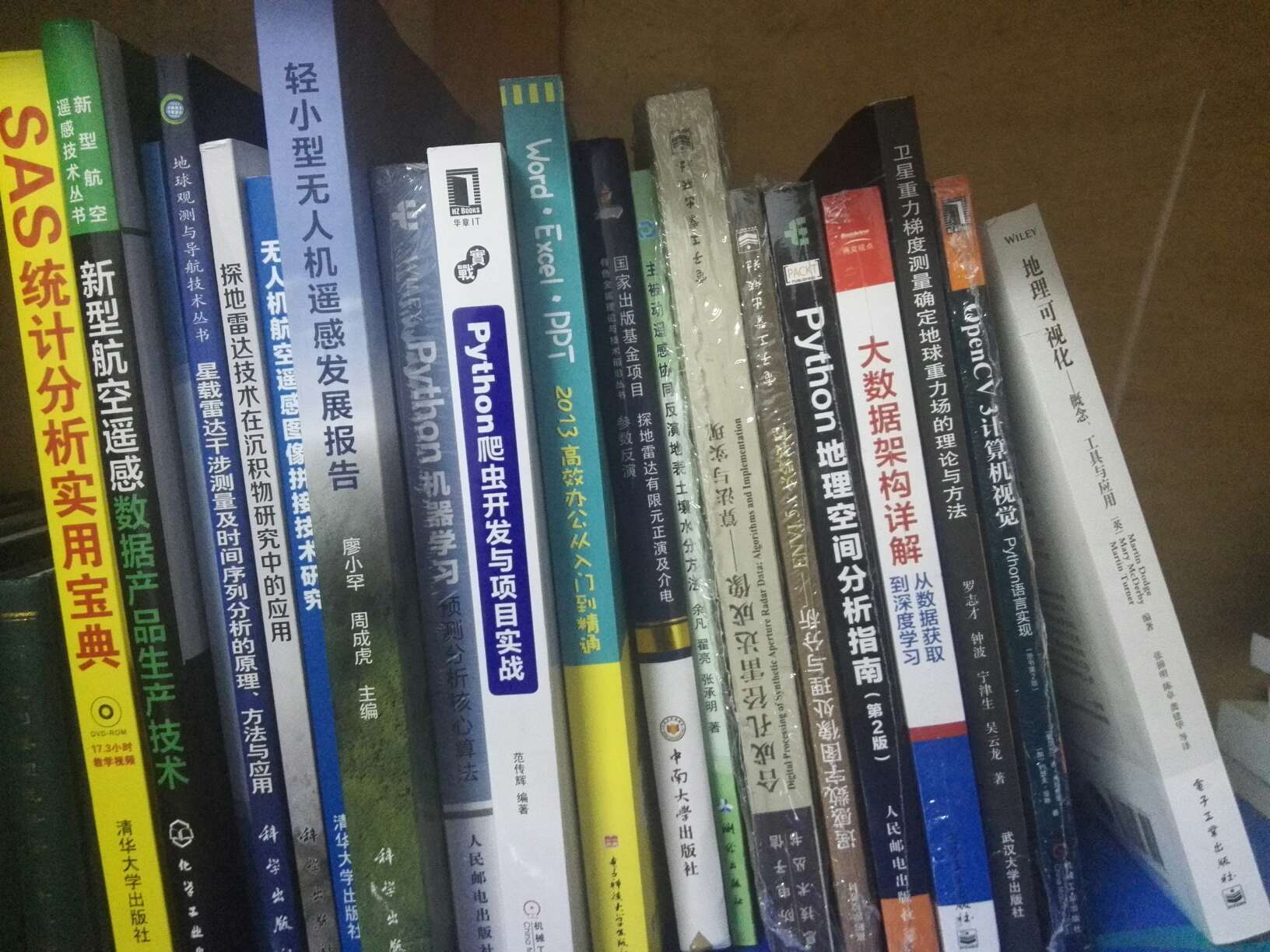 很不错的一本书,印刷质量好,内容丰富实用。排版规矩。给的物流点赞,自营的物流真是没的说,快递小哥服务好。其他还好,内容不错,印刷质量好。运送快,整体满意。图书日一起买的很多书。自营的都挺好。