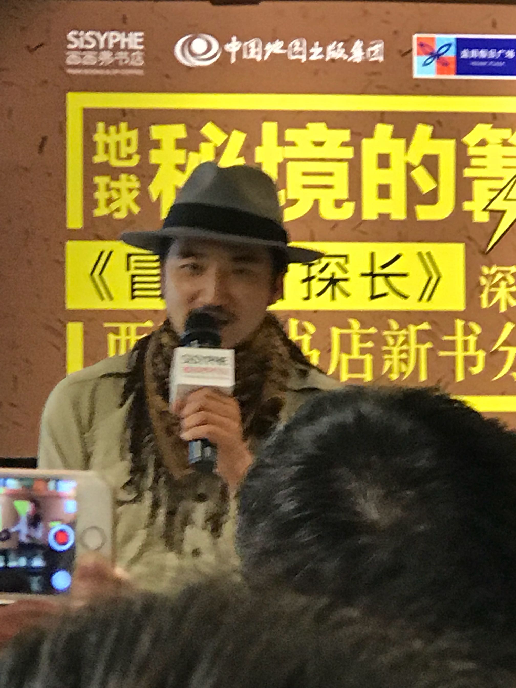 十分不错 知道雷探长要来深圳 果断提前买了本书 比现场买便宜一点 不过还是见到雷探长真人讲故事十分有趣 关键是还有礼物抽奖 可惜没抽到我 秋叶原的树叶真的很漂亮啊!