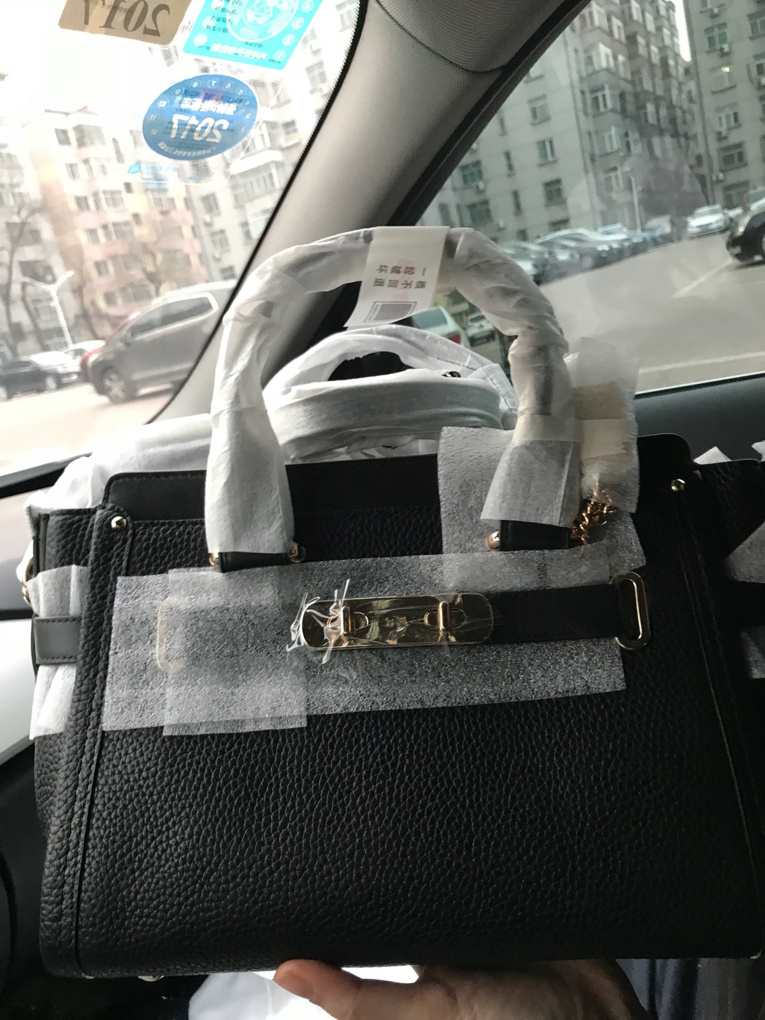 自己用的包,买自营确实放心。包收到,看做工包型,一眼就知道没有问题,包装也仔细,活动价格二四八零,非常实惠。