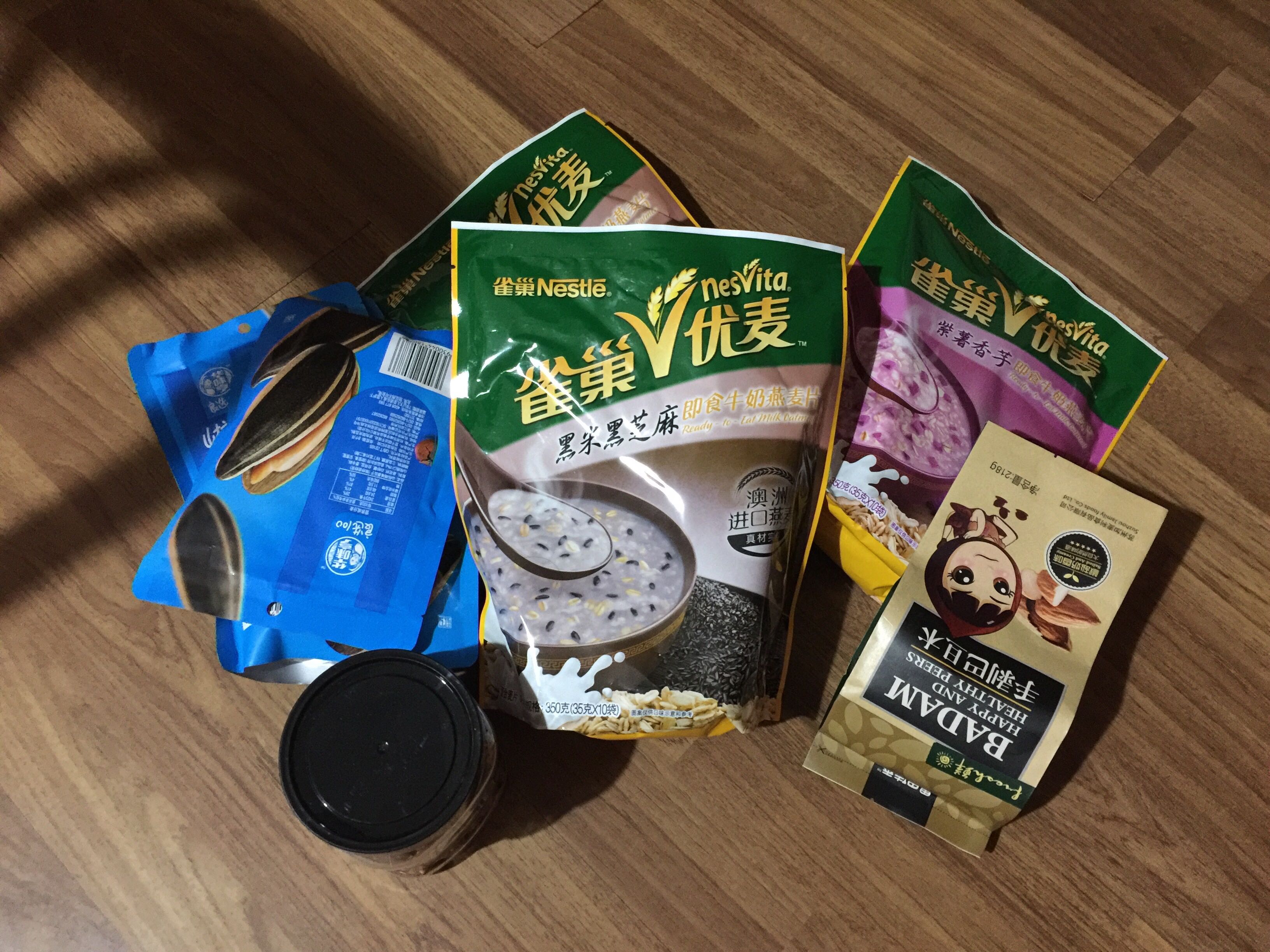 搞活动促销就一起买了很多吃的,话说冬天了每天吃点坚果类食物??好处,所以就买啦,本身也喜欢次零食,外出旅行带去吃也不错,不过还没品尝不知道最终口味如何