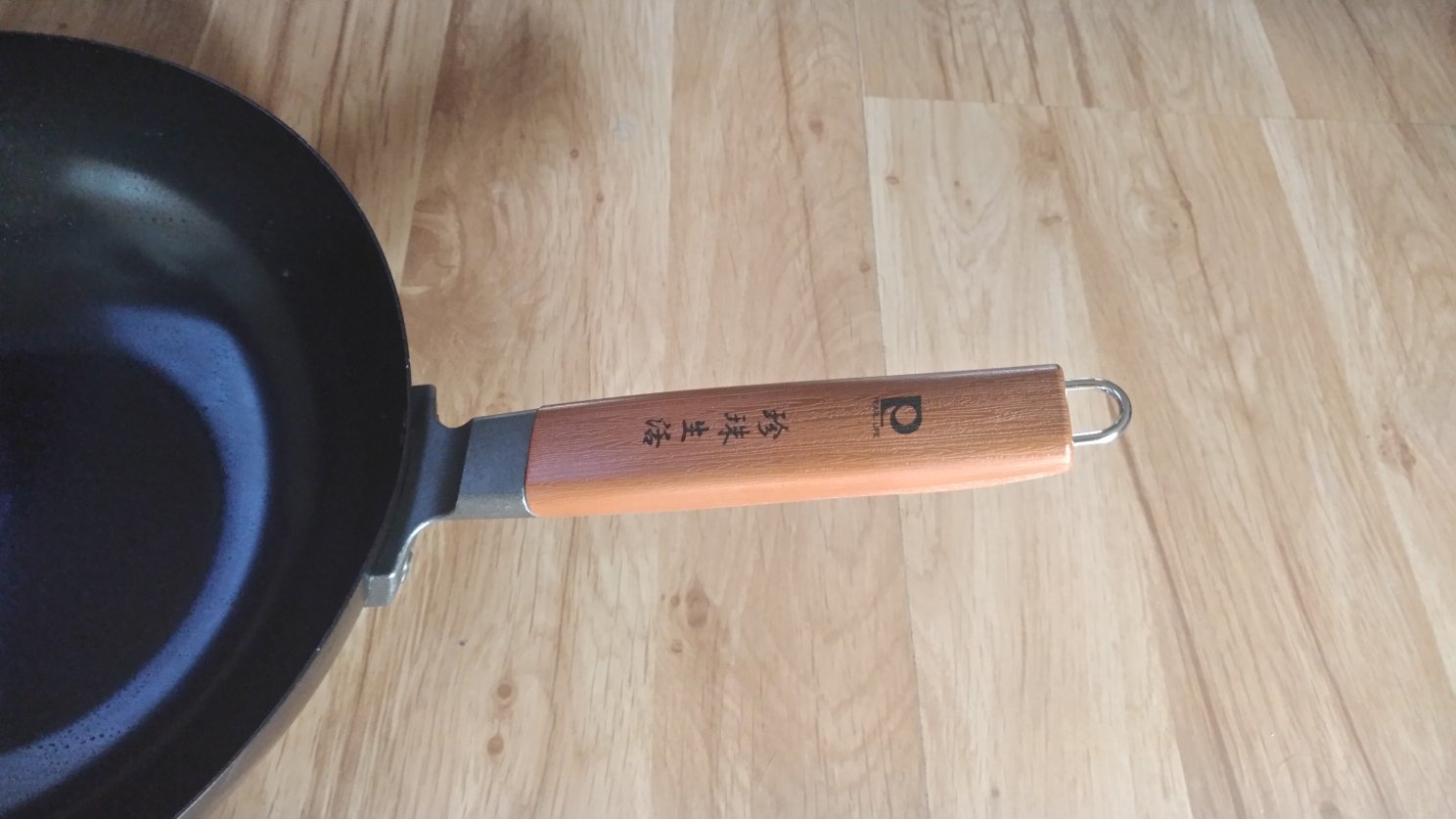 锅做工精致,超出预期,尺寸和大小正好,重量适中!