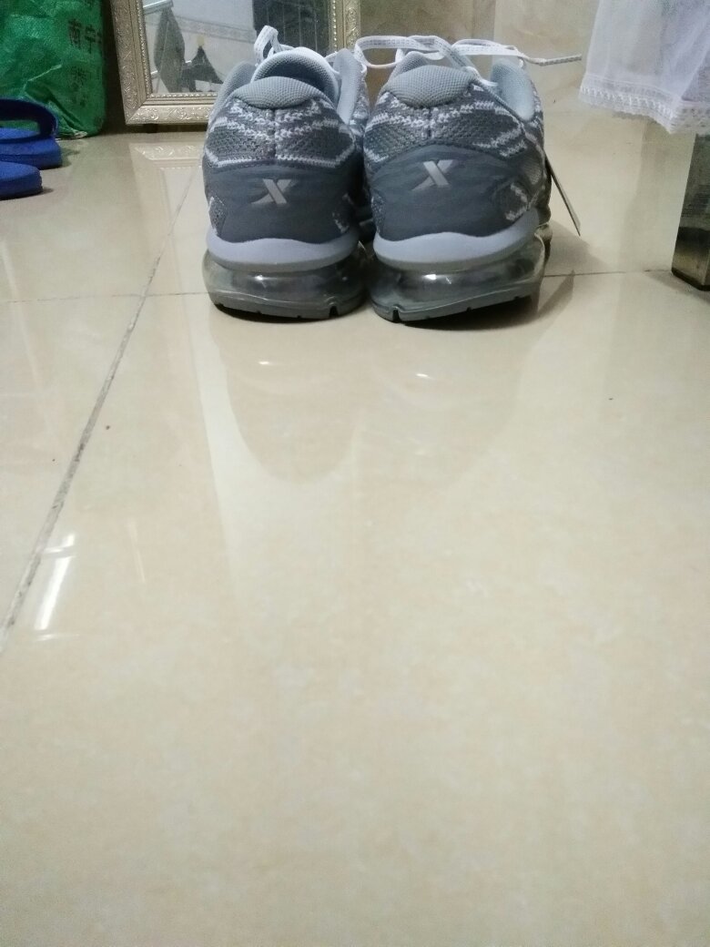 做工粗糙,右脚的鞋子简直是不合格产品。鞋底不平对人的脊柱伤害是很大的,换了二次都是这样,就算了,因为我用了9000京豆买的,退的话9000京豆就没了。