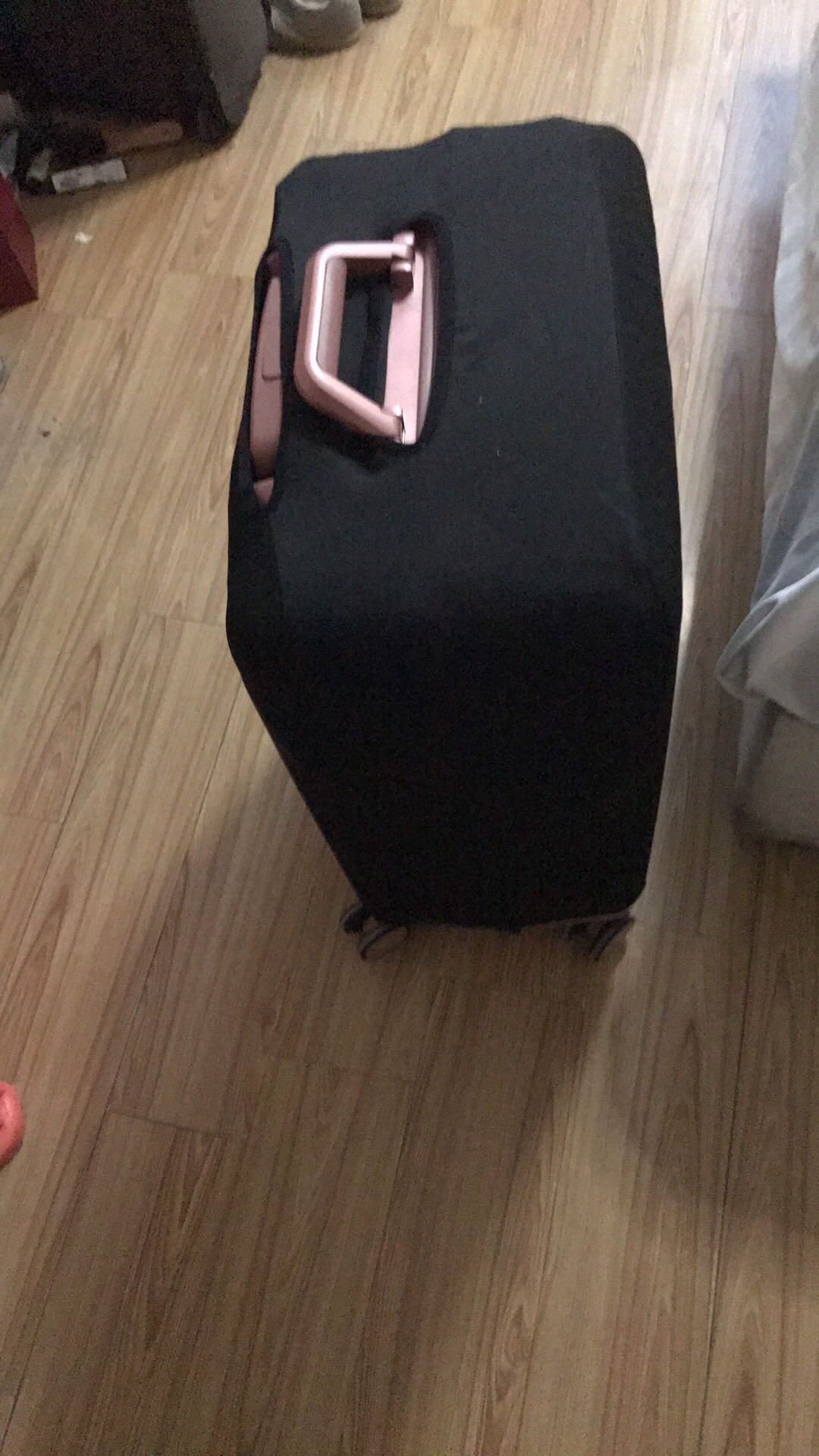 东西挺合适自己箱子的,但是套紧后有点紧凑,再略大一点就更完美了!!!!!
