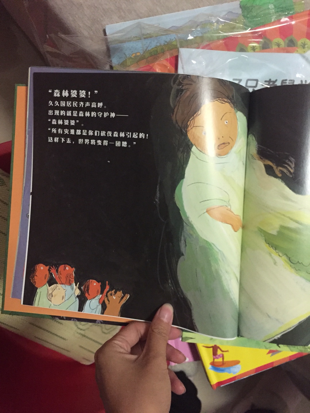 在买了超级多的书,每次都是领优惠券买的,超级超级的便宜,已经买了上千元的书了吧,说的质量又好,送货又快,除了之外,也不会在别的地方再买了。
