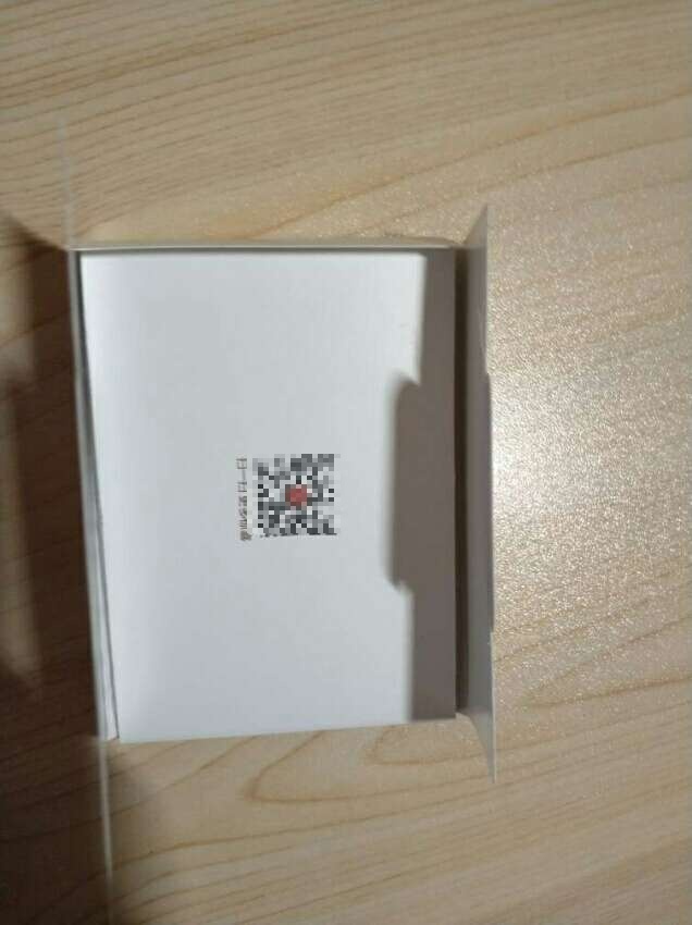 精致小巧,不过实在是太小了,就手心那么大,当个包里的镜子不错