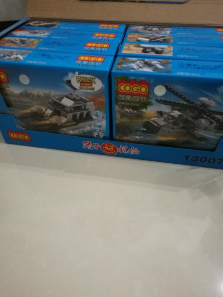 一起买了好多,价格很优惠,没有味道,我只打开一套玩,感觉有点小缺陷,设计有点问题,有的地方连接不到位总是脱落