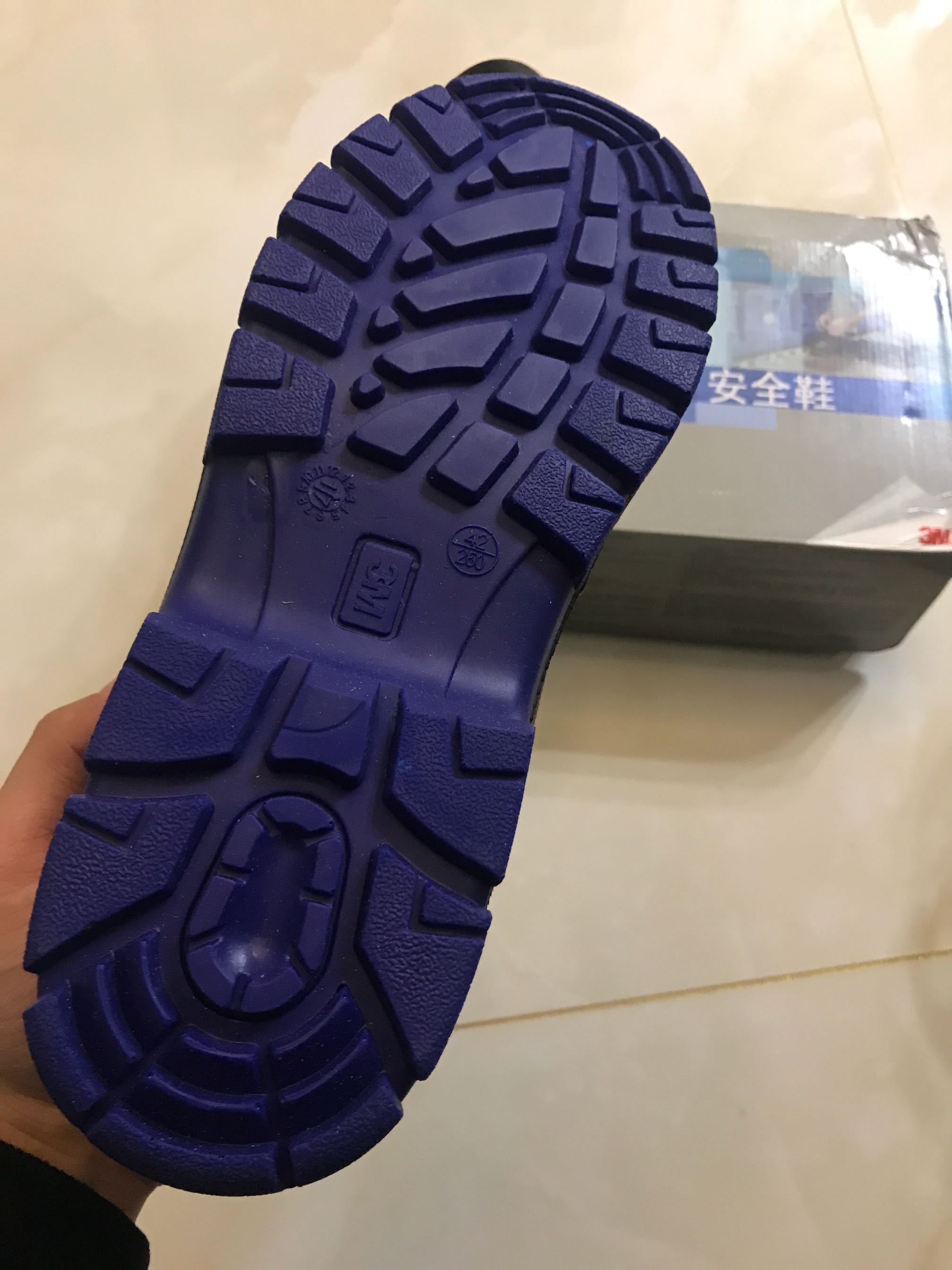 优点:鞋子穿起来挺轻的,皮子挺软,走起来不磨脚,尺码正好。缺点:包装防护比较简单,只有一层塑料袋,打开后鞋盒破损,快递太慢,4天才到。