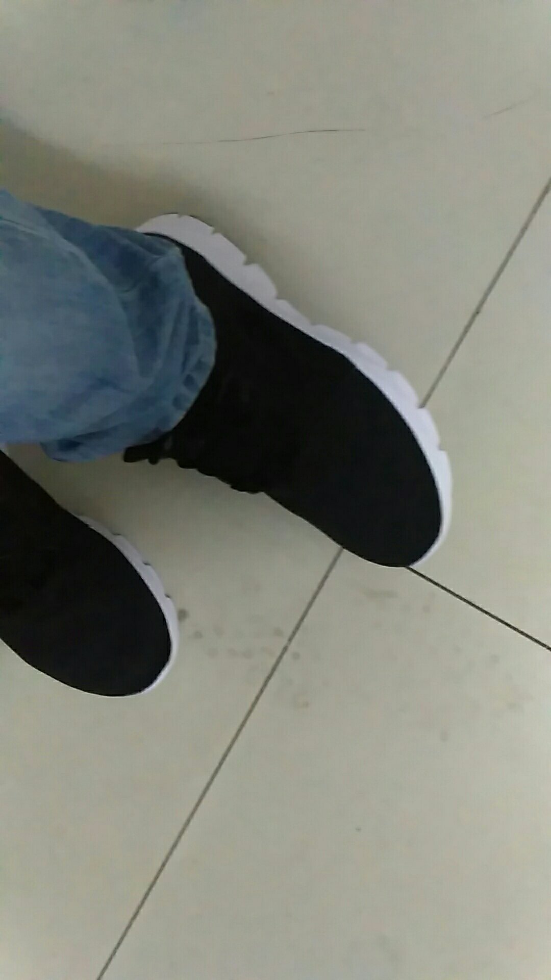 信任自营,安踏的鞋子穿起来很舒服…