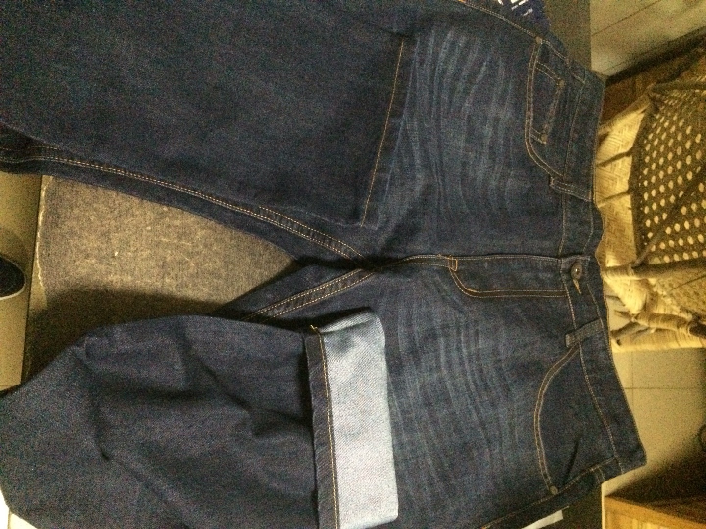 物流很给力,裤子还行就是尺码有点偏大,看图三,同个品牌同间店铺可是它要比别的裤子大一点。要购买的亲门最好咨询一下尺码
