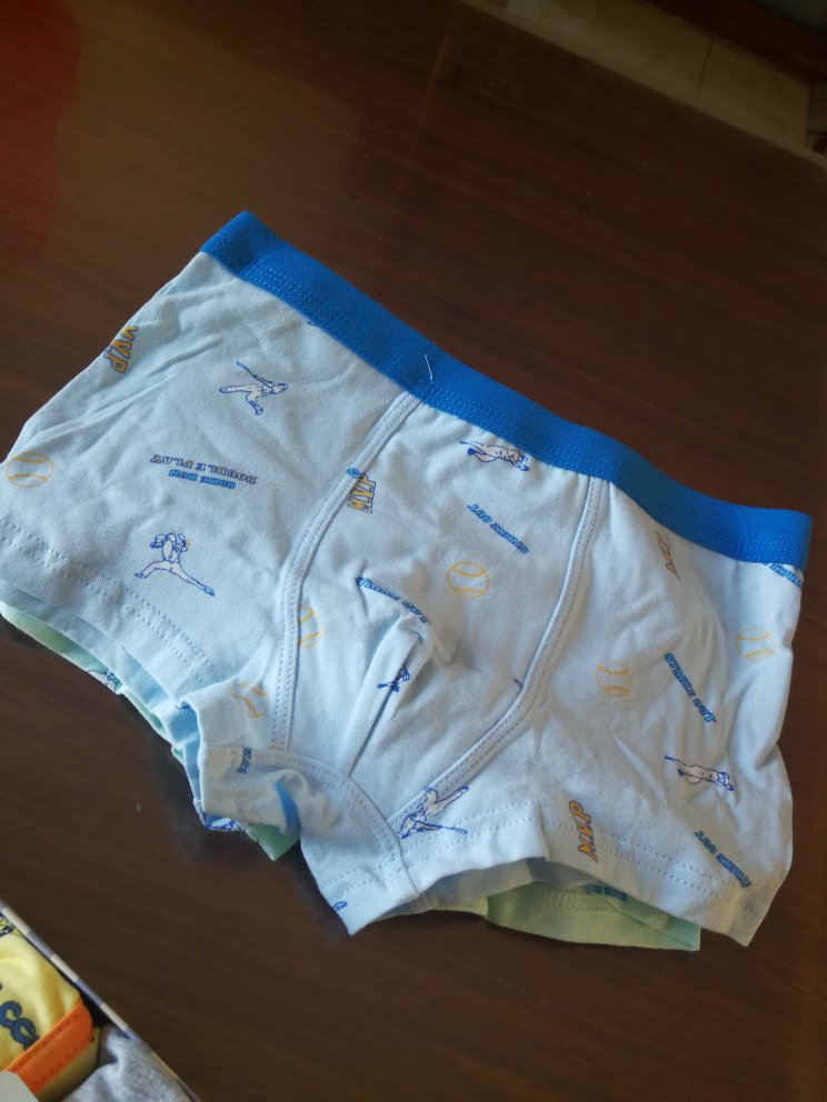 开始买小了,换了一次!上门取货,很方便。内衣的面料一般吧,应该是纯棉的。布料密度很好,就是太板正了,我喜欢很柔软的那种,洗一下估计会好一些。洗过再来追加