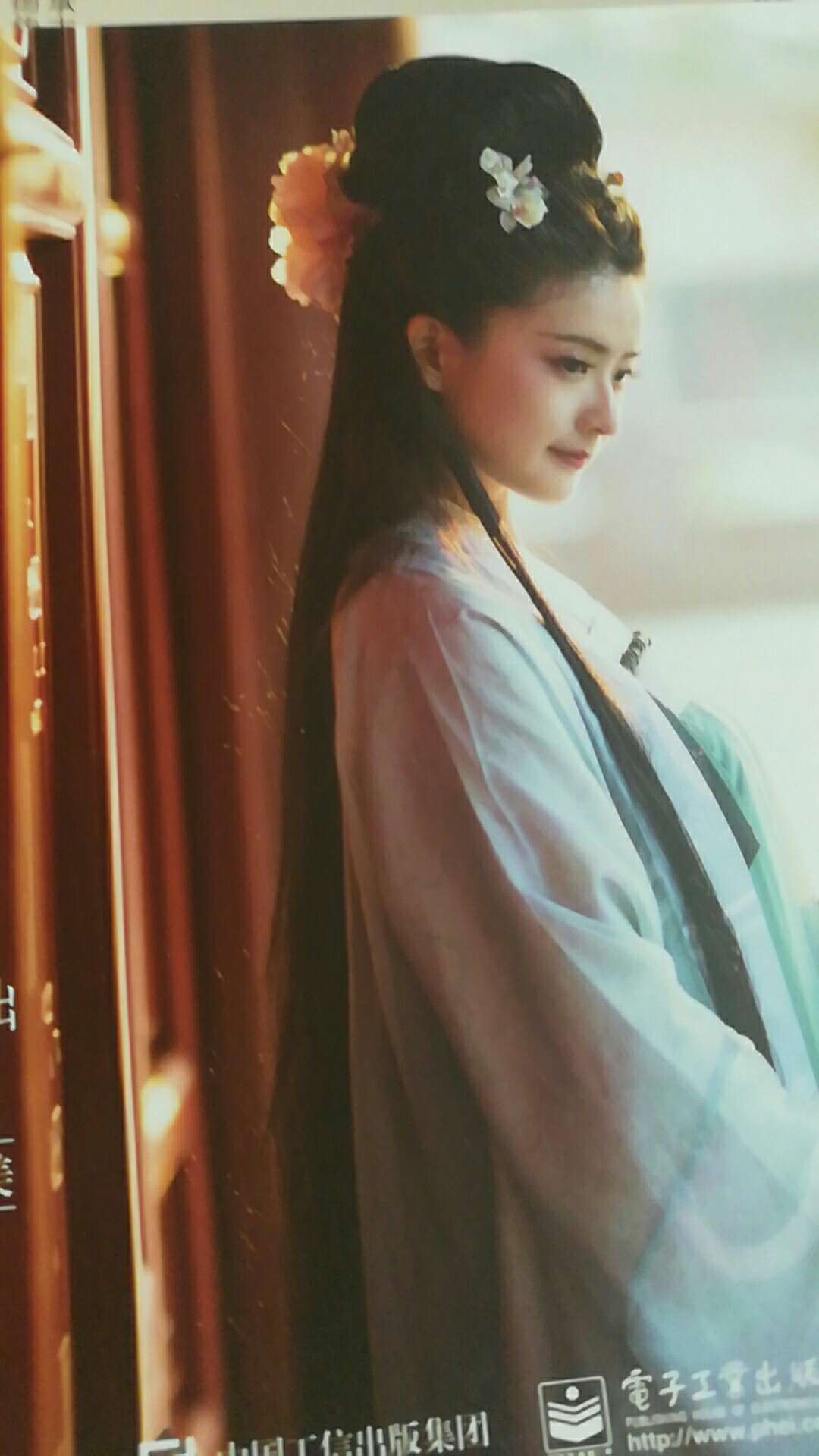 中国风,古风,都是最美的!这书就是开本小了,开本大就好了,线装书。里面的人物唯美,传承我中华文化!