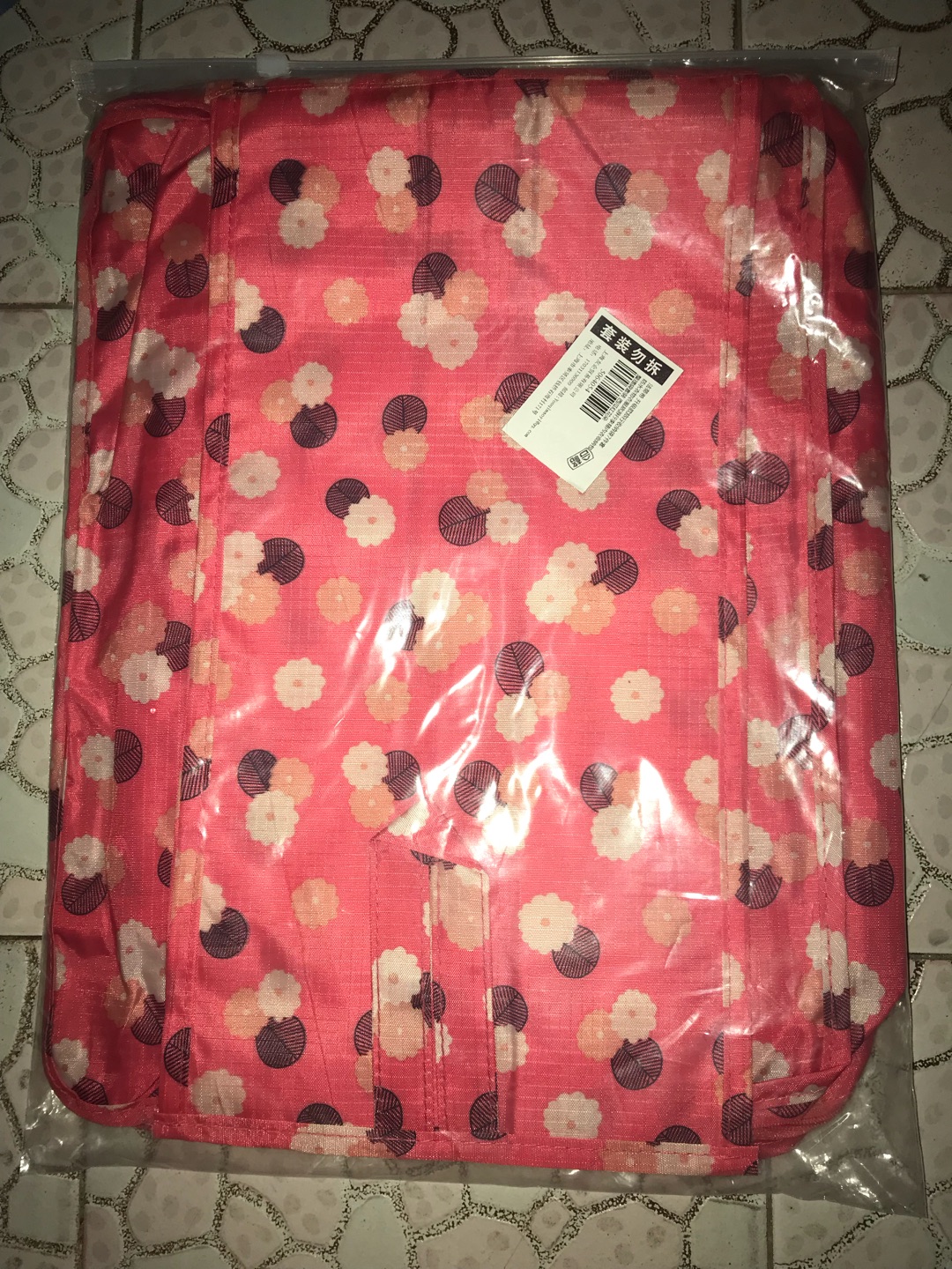 出门旅游用,各种不同的规格,收纳不同的物品,很实用。