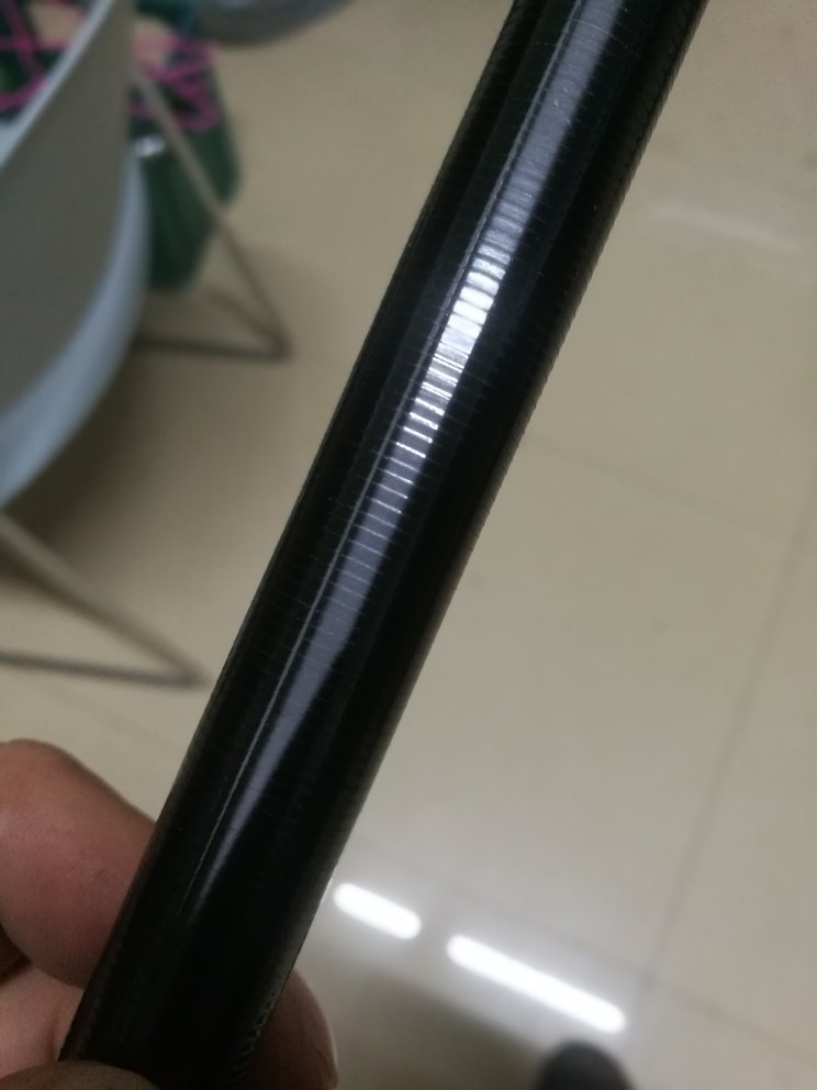 首先要肯定的是,杆子还是非常棒的,工艺和涂漆等都很好,试了一下净吊1公斤,弧度非常好,还并没有到最大程度。只是竿稍的大力马辫子,怎么会破损了呢?这个会不会影响耐用度?还是愿意给五星好评