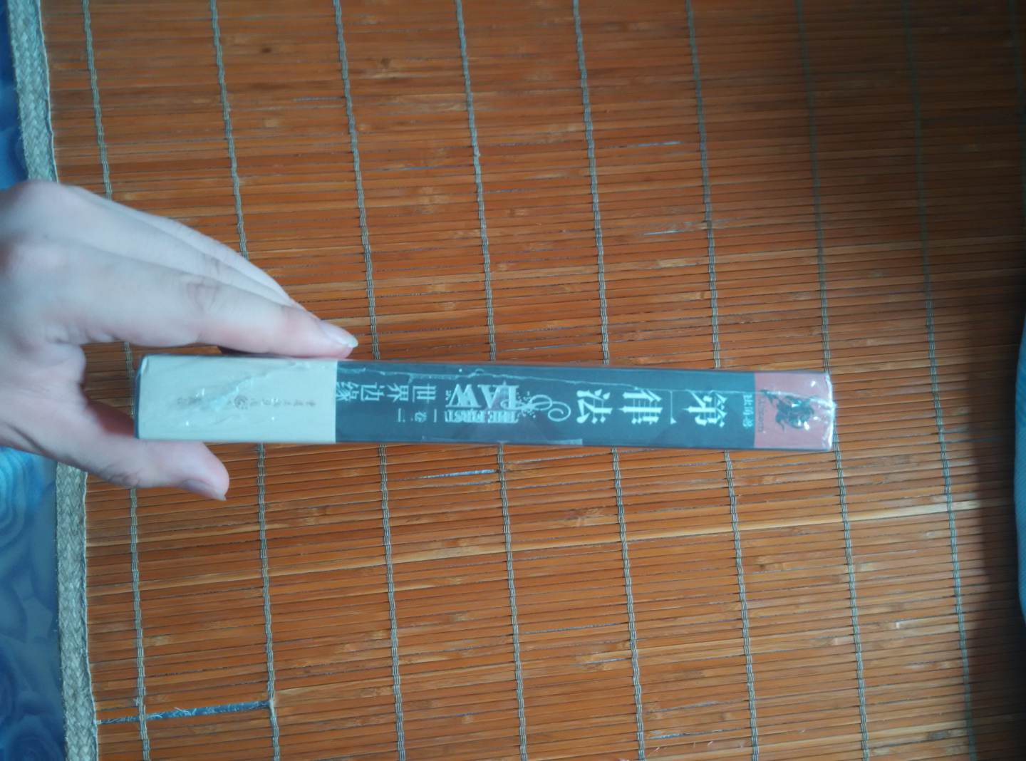 在冰与火断档的日子里 读了很多相似题材的书聊以度日 屈大翻译了 那就没办法了 只好买来试试 第一本不痛不痒只是刚刚集结 第二本看看剧情到底怎么样