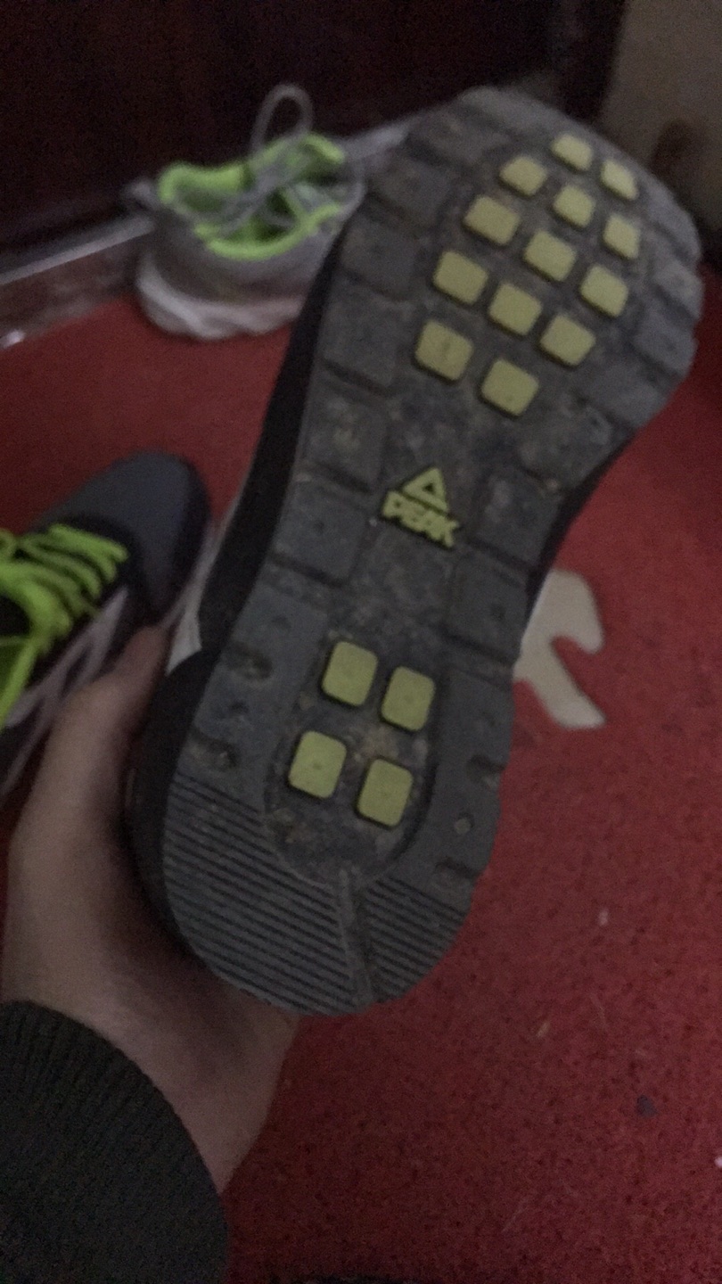 穿了2次居然脱胶了!我也是无语,这么差的质量...太差差差,谁买谁后悔