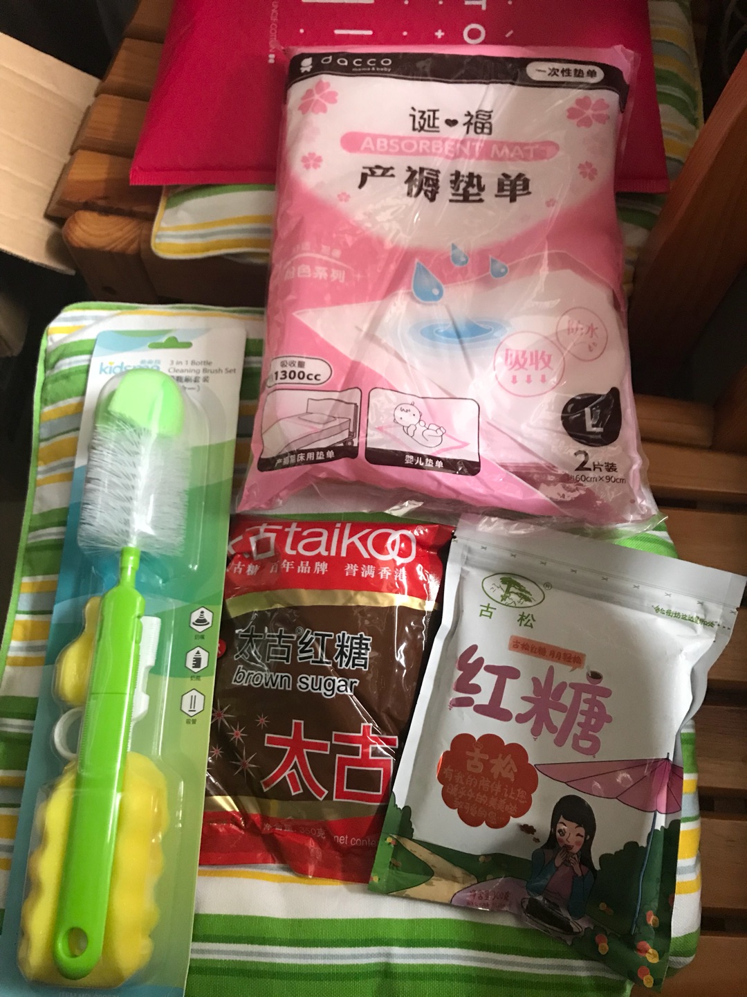 质量好,好贴,有贴膜三件辅助件,用了几天没有起泡,便宜有好货,你值得拥有