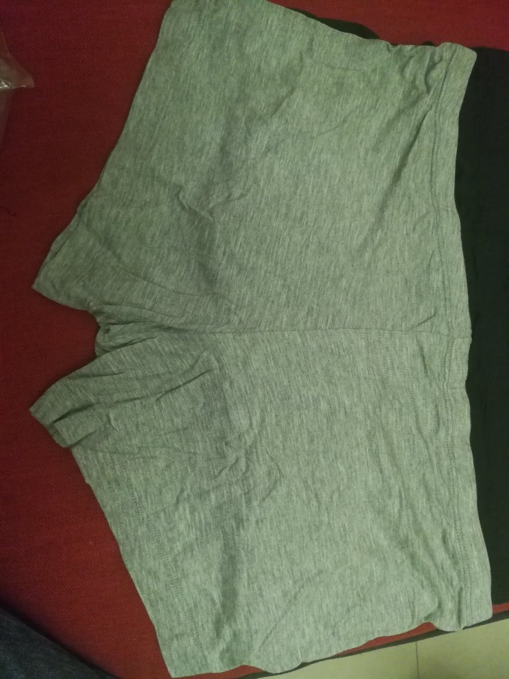 手感很柔软,很贴肤很舒适,做工也还很精细,属于比较薄的那种类型,整体来说还是不错的,就是包装太简单了一点。