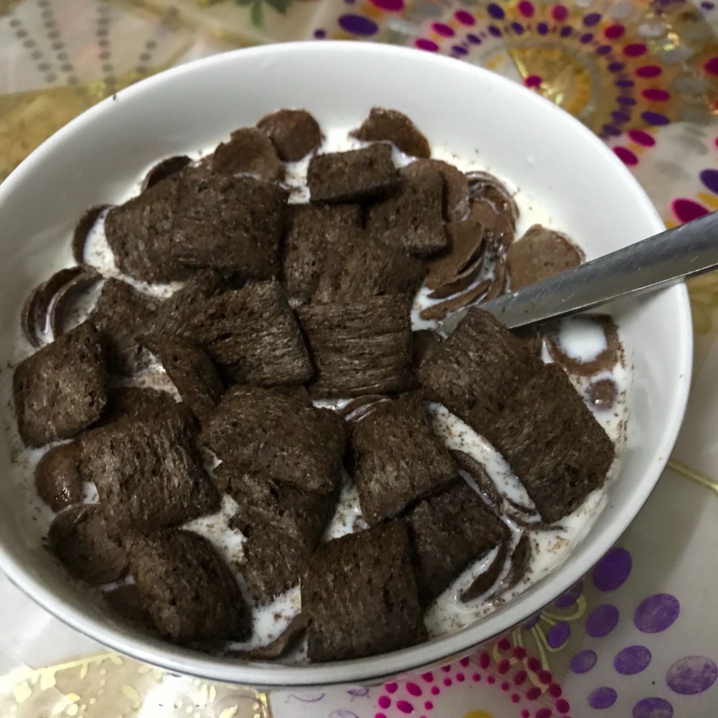 原本以为是比较厚身的,虽然没想象中的厚,但是也不薄,脆脆的,和那个有夹心的一起混着吃,超级赞!纯牛奶都吃出了巧克力奶的感觉!