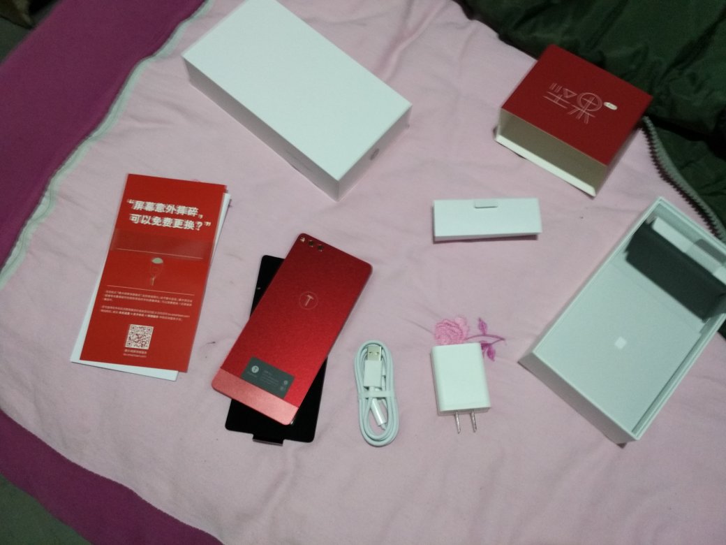 性价比很高的一款手机!外形很时尚,美观大方!刚收到手机时差点退货,因为刚开机的那段时间老是断网,就包装好后准备退货了。晚上老婆回来后又开机试了一把,结果先前的问题没有了,本就是给老婆买的手机,她一玩后就喜欢上了!几天下来感觉还是可以的,系统运行流畅,相机也中规中矩,毕竟就*块钱多点的手机,能做到这样很好了!