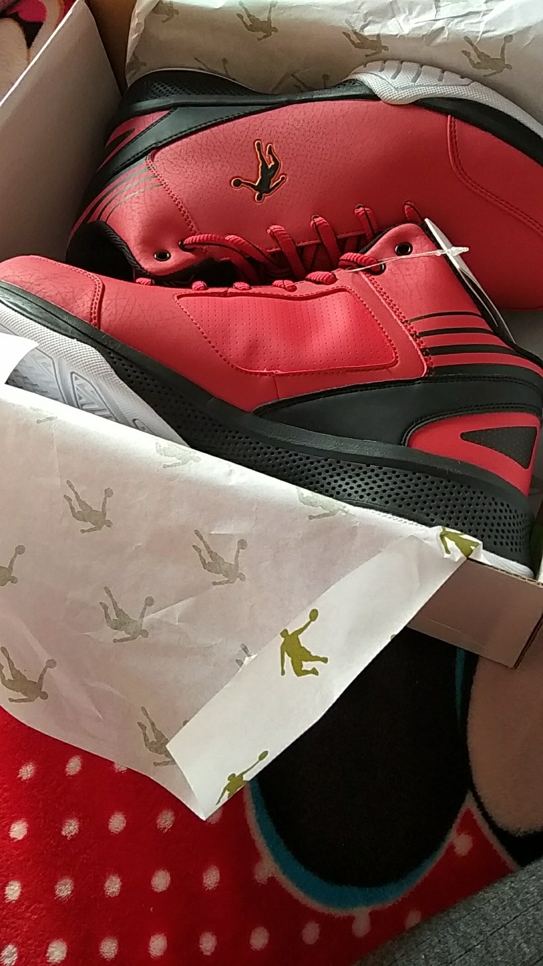 做工有点粗糙。穿着很舒服,样子也很好看。相信是正品吧,一直信赖。