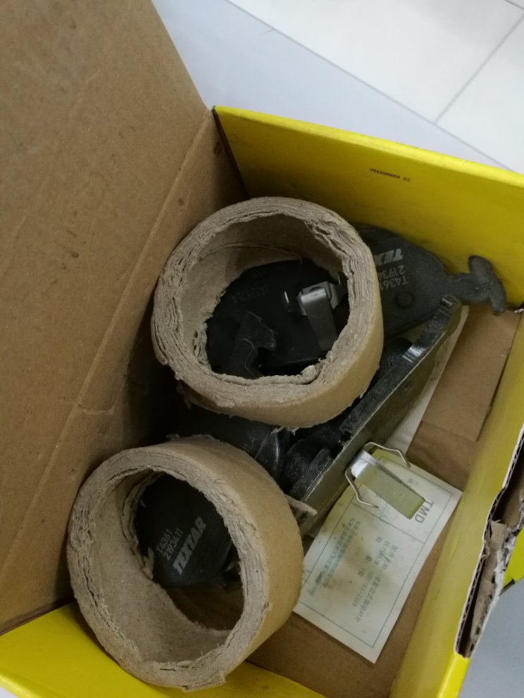 包装油油的,里面刹车片全是灰尘像露天放了几个月的样子,放了几个破纸筒防撞,怎么感觉不是真的,扫描验证倒是真的,好无语并纠结中。。。