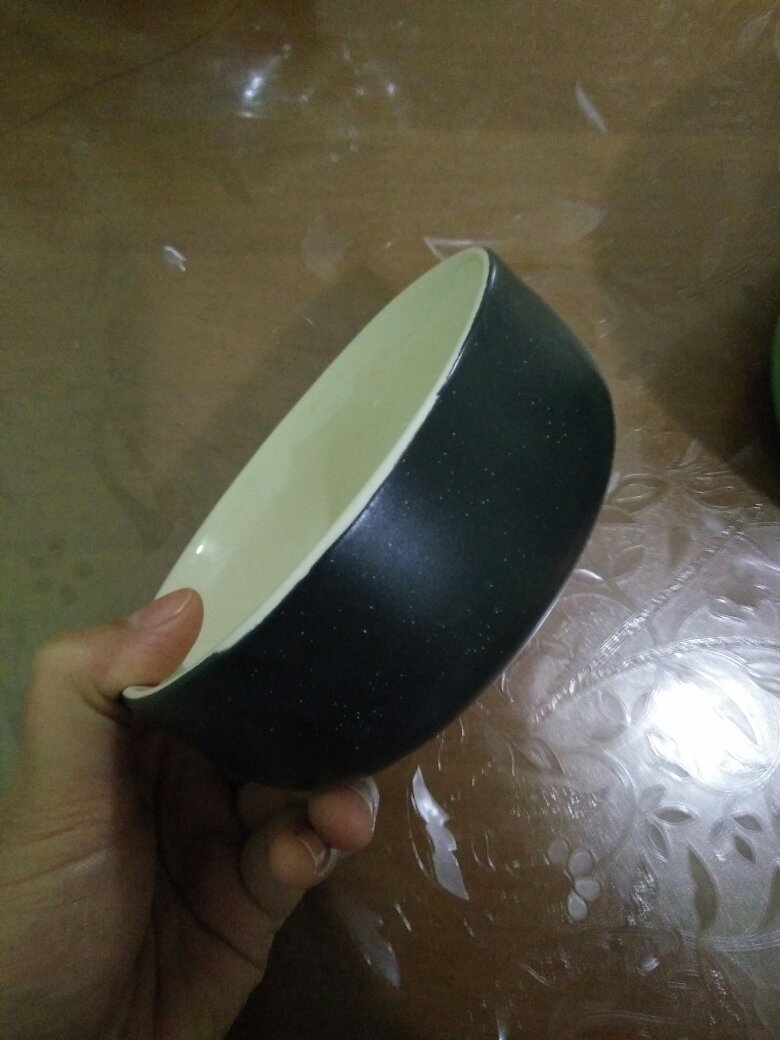 碗质量很不错,比想象中要小点,就是黑色的碗边上色参差不齐,有点遗憾,但还是很喜欢,下次再来,值得信赖
