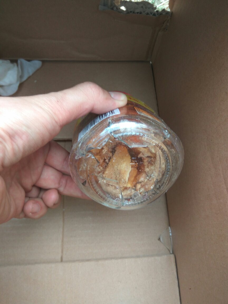 毫无保护!六个玻璃瓶子放在一个大箱子里!碎了!还好没拉孩子,后排零星的露出来一堆玻璃渣,我都不知道怎么清理了,全在车缝里!