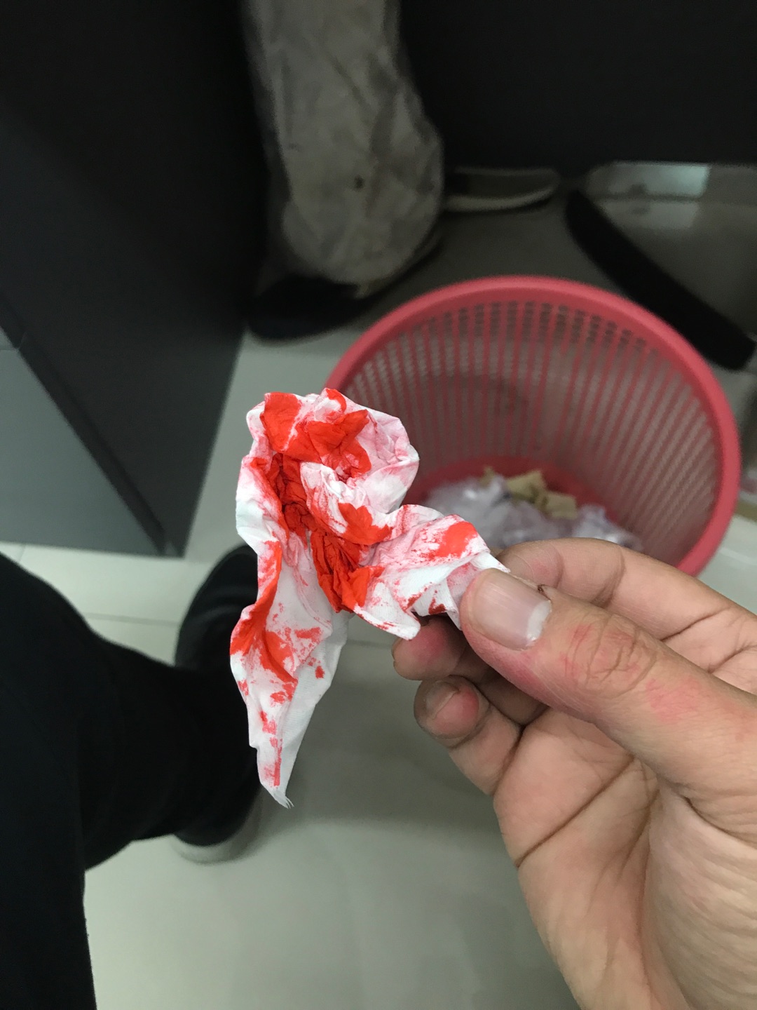 买了3瓶,红黄蓝,结果送过来红墨水漏了,弄得跟凶案现场一样。。洗都洗不干净