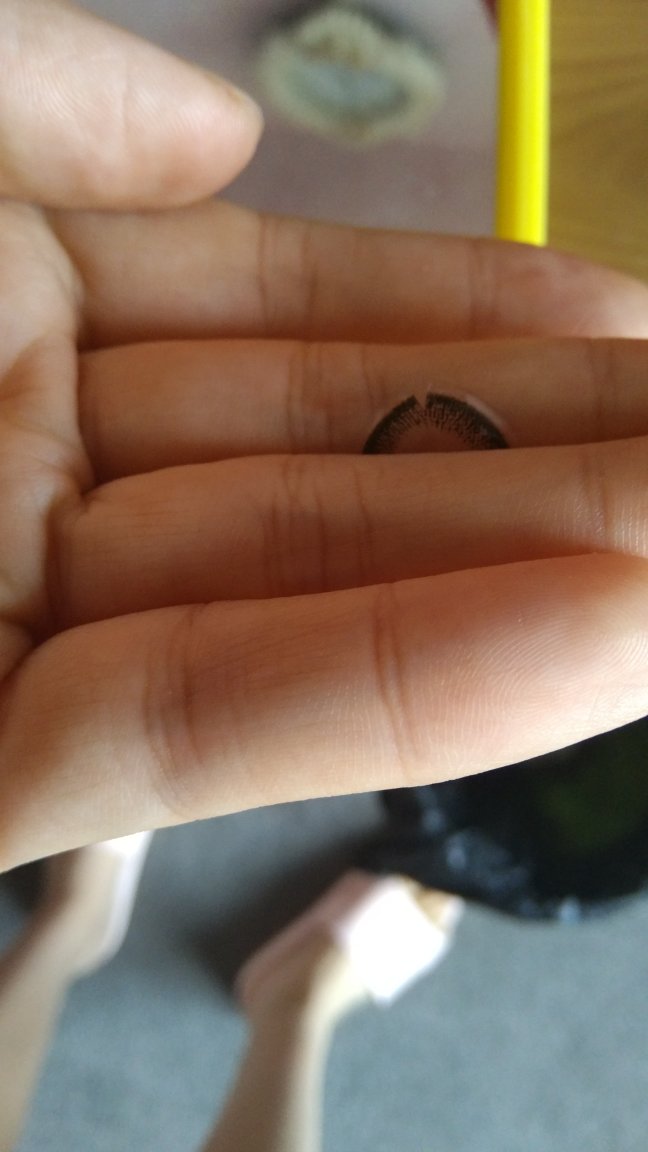 带了好几年的隐形眼镜第一次这么差的,还半年呢,就带了二次就破了,哎!差啊