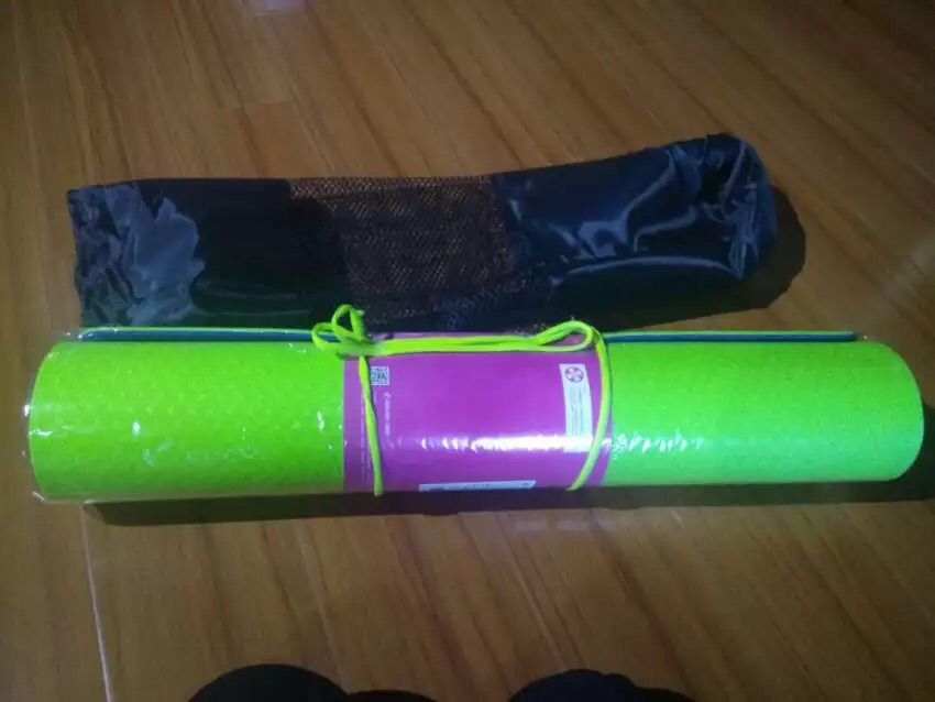 这个瑜伽垫非常好用,上下都是防滑的,特别是拉伸的时候,特别舒服哈哈哈,开心,而且还很便宜???