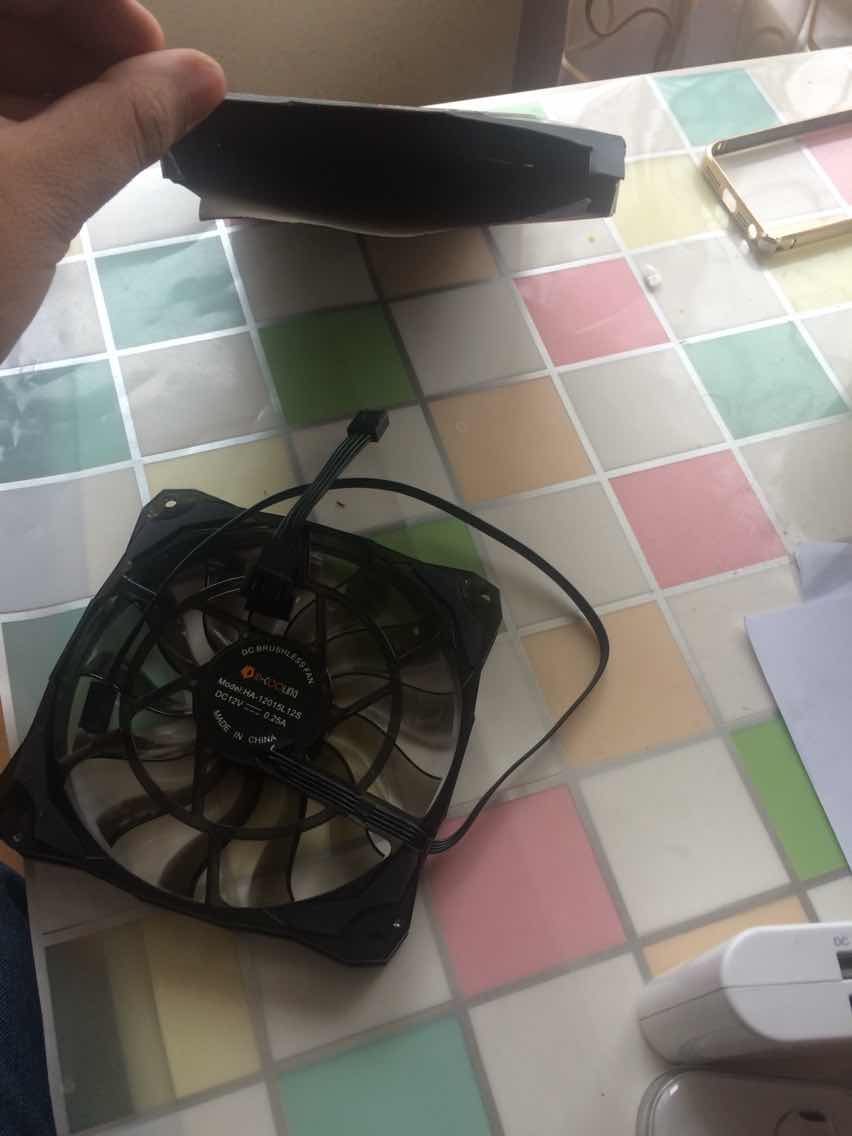 风扇很不错,超薄的,非常适合放在机箱侧板,节省地方,风力也不弱,关键还是PWM的,充分利用主板智能控温功能,再也不用手动调速了,赞!另外发的风扇少了四颗螺丝,客服很爽快换了新的,不错,赞!