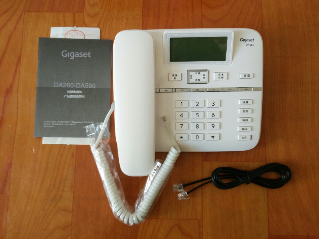,高品质,快递超神速。西门子DA560电话机白色外观漂亮,做工精细,手感细腻。电话松一切安装设置好了,功能多,6个单键+10个双键拨号,快捷拨打电话方便又省时,通话声音清晰,妥妥的西门子技术,非常满意。
