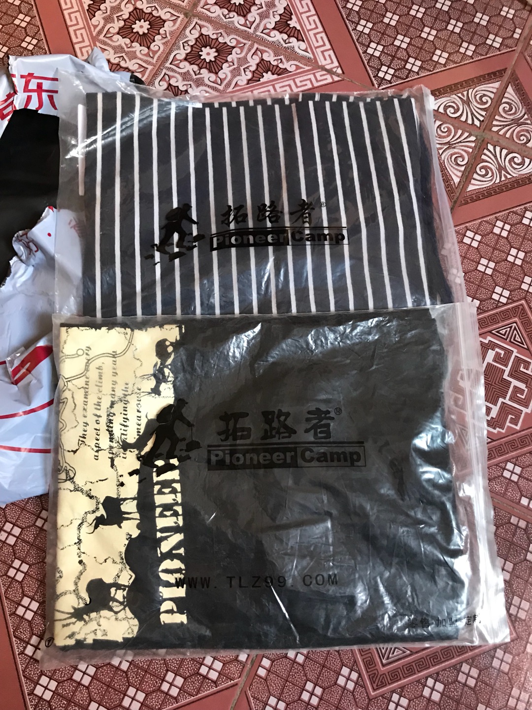 这个时候买的都是尾货和库存了。。。。开箱了觉得好多灰尘。。。真的不想说啥了,。。而且看起来有点旧。。。都不知道放了多久得库存了。。。唉。。。卖库存也要注意一下细节吧。。。。不想吐槽了。。。真的怀疑是不是新的??????