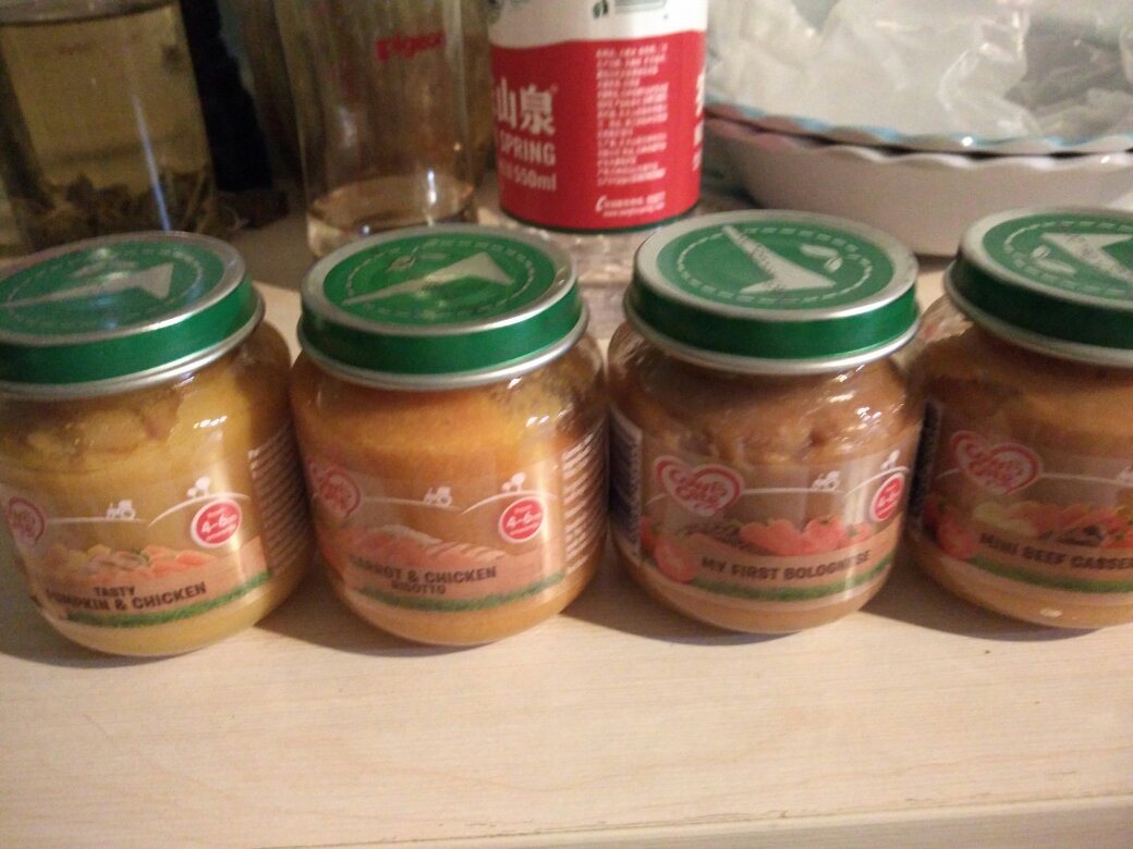 宝宝添辅食,一开始自己不会做,先买些现成的给他吃,宝宝爱吃水果口味,对肉的泥还是不太喜欢。希望慢慢能够喜欢吧