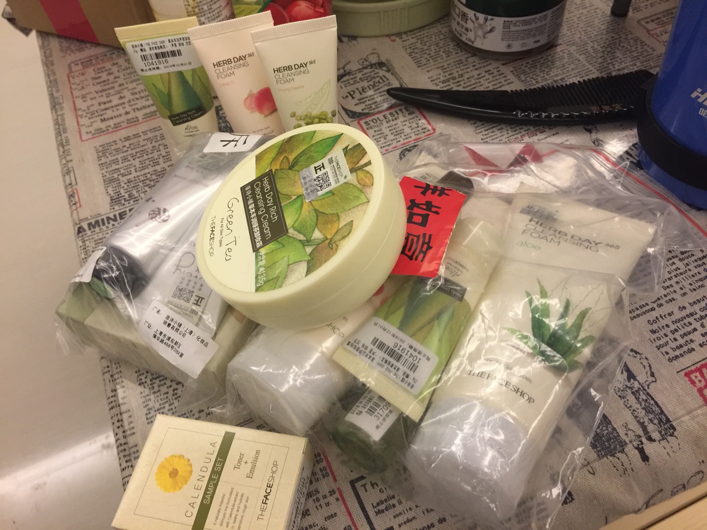 买了一大堆,还蛮便宜的,送了好多赠品